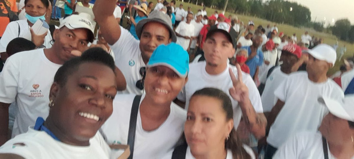 Alegría de nuestros trabajadores en estas celebraciones por el #1deMayo en la Plaza de África en Alamar dando 🤗🙌💞 #ALaPatriaManosYCorazón @CubaCentral <a href="/MincinCuba/">Comercio Cuba</a> <a href="/IndustrialOsde/">OSDE Industrial</a> <a href="/BetsyDazVelzqu2/">Betsy Díaz Velázquez</a> <a href="/MejorEsPosible_/">Mejor es Posible</a> @theseecker94 <a href="/UniversalGranm/">Universal Granma</a> <a href="/universaltu1/">Empresa Universal Las Tunas</a> <a href="/USpiritus/">Empresa Universal Sancti Spíritus</a>
