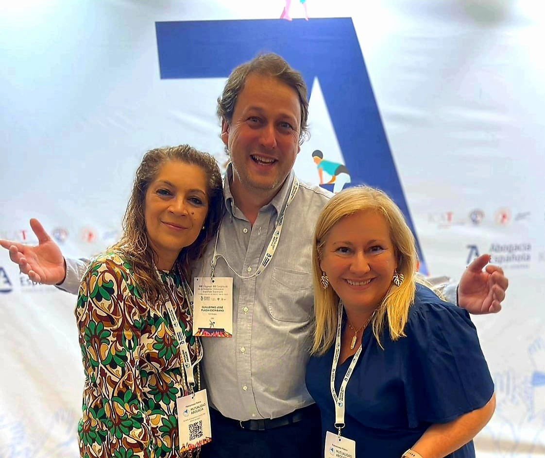 susurrosjuridi1's tweet photo. Nuestros #susurradores @willyplaza1 @Leia19ABY y @maritahermano en el #XIIICongresoAbogacía #AcuerdoAbogacía. 

Compañero que no solo siguen formándose y luchando por mejoras en la profesión si no que desprenden lo que son #amigos #respeto y mucho cariño https://t.co/kEHJttWuBG