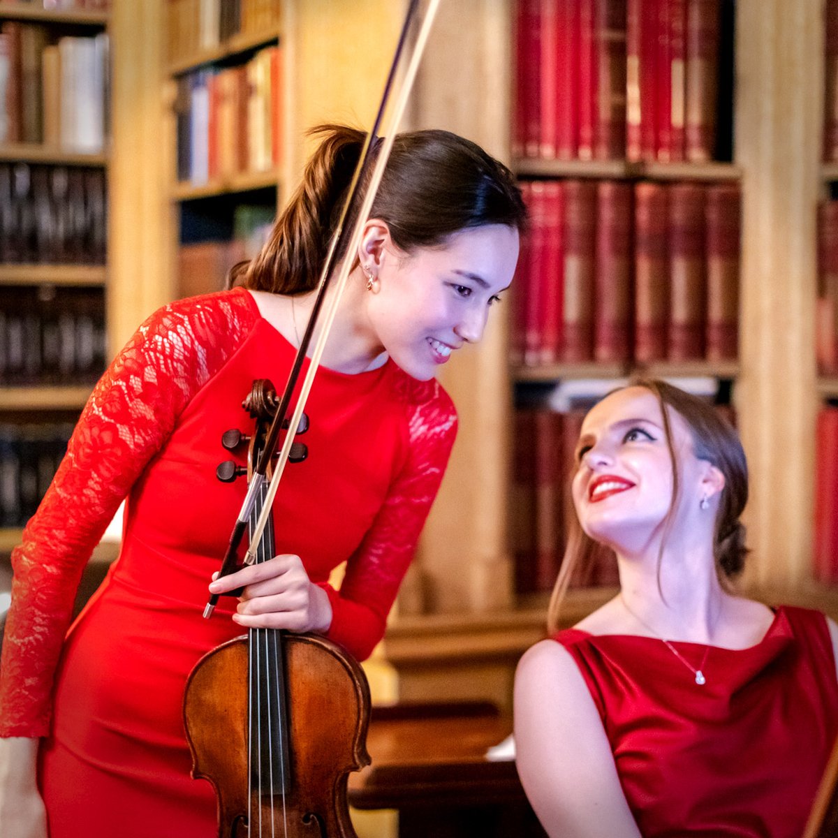 At the annual Valborg dinner of the Anglo-Swedish Society, music scholar Ami-Louise Johnsson (viola) delivered an impressive performance of Prokofiev's Romeo and Juliet, accompanied by Milda Daunoraitė (piano). The guest of honour was the renowned author Ulla-Lena Lundberg.