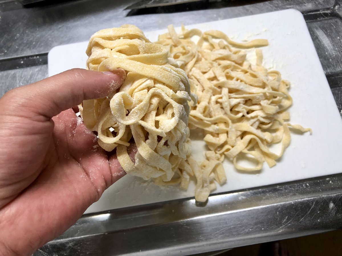 OG58867319's tweet photo. 手打ちパスタ作って乾杯！
トマトとニンニクだけで、おいしかった～☺️
麺モチモチ🙌

ごちそうさまでした！

 #手打ちパスタ
＃フィットチーネ
 #トマトパスタ https://t.co/vO7QasbT4c