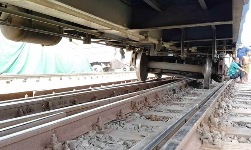 উল্লাপাড়ায় মালবাহী ট্রেন লাইনচ্যুত, রেল যোগাযোগ বন্ধ