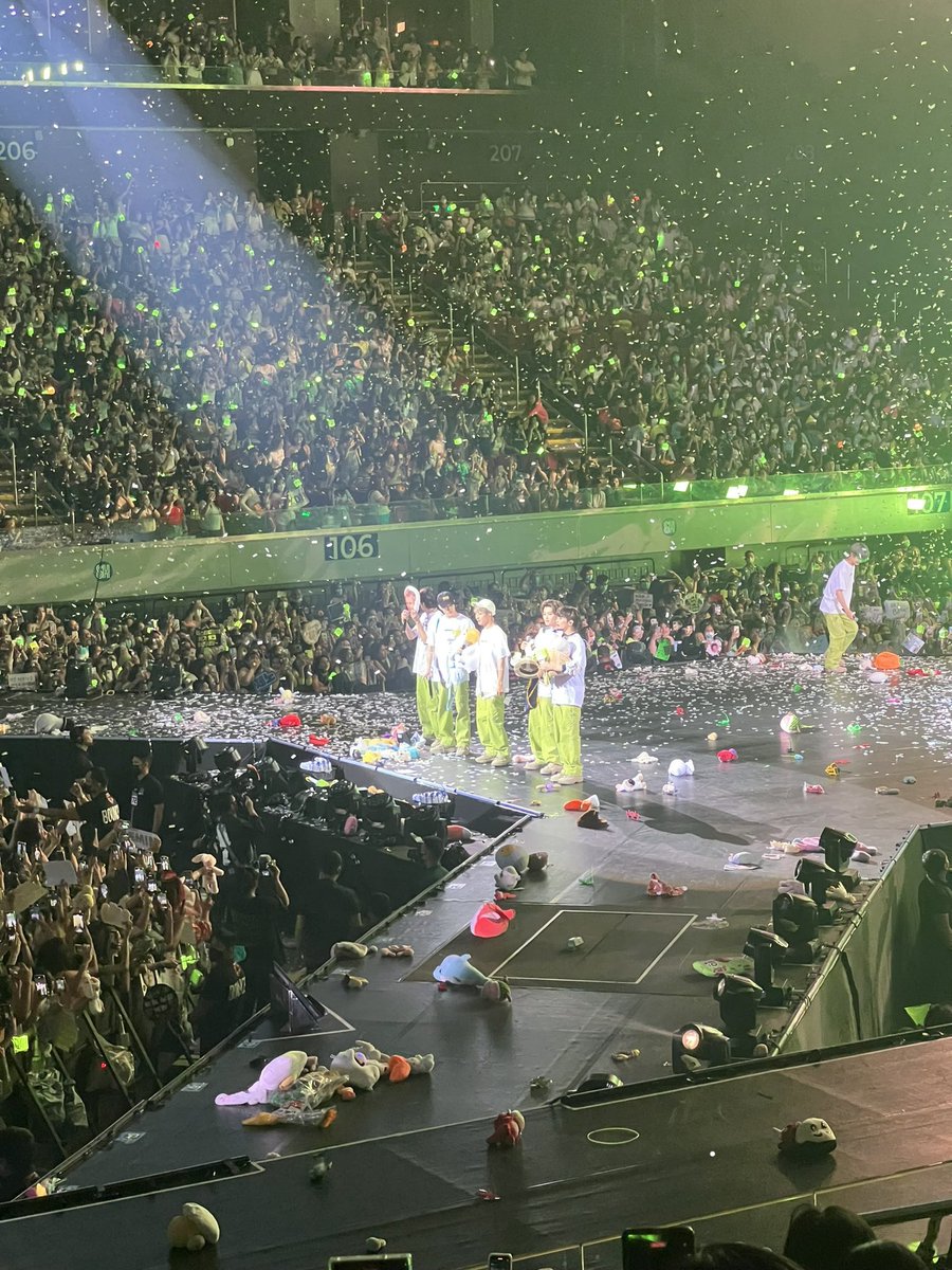 i was about to post tds2 pics on my personal acc then i saw this pic and i was like “WHERE’S JISUNG???” 😭