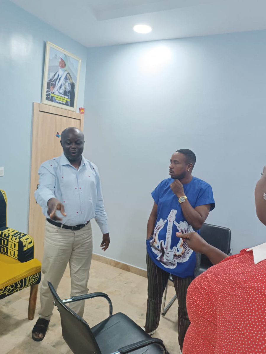 vintagefm937's tweet photo. One of Ibadan's biggest music exports, @WaleWaves  paid a courtesy visit to the station earlier in the week.

It's great to have creators like the 'Ibadan Lawa' performer identifying with Vintage 93.7 FM Ibadan.

#Vintagefm #WaleWaves https://t.co/iRQ9M5gYpC