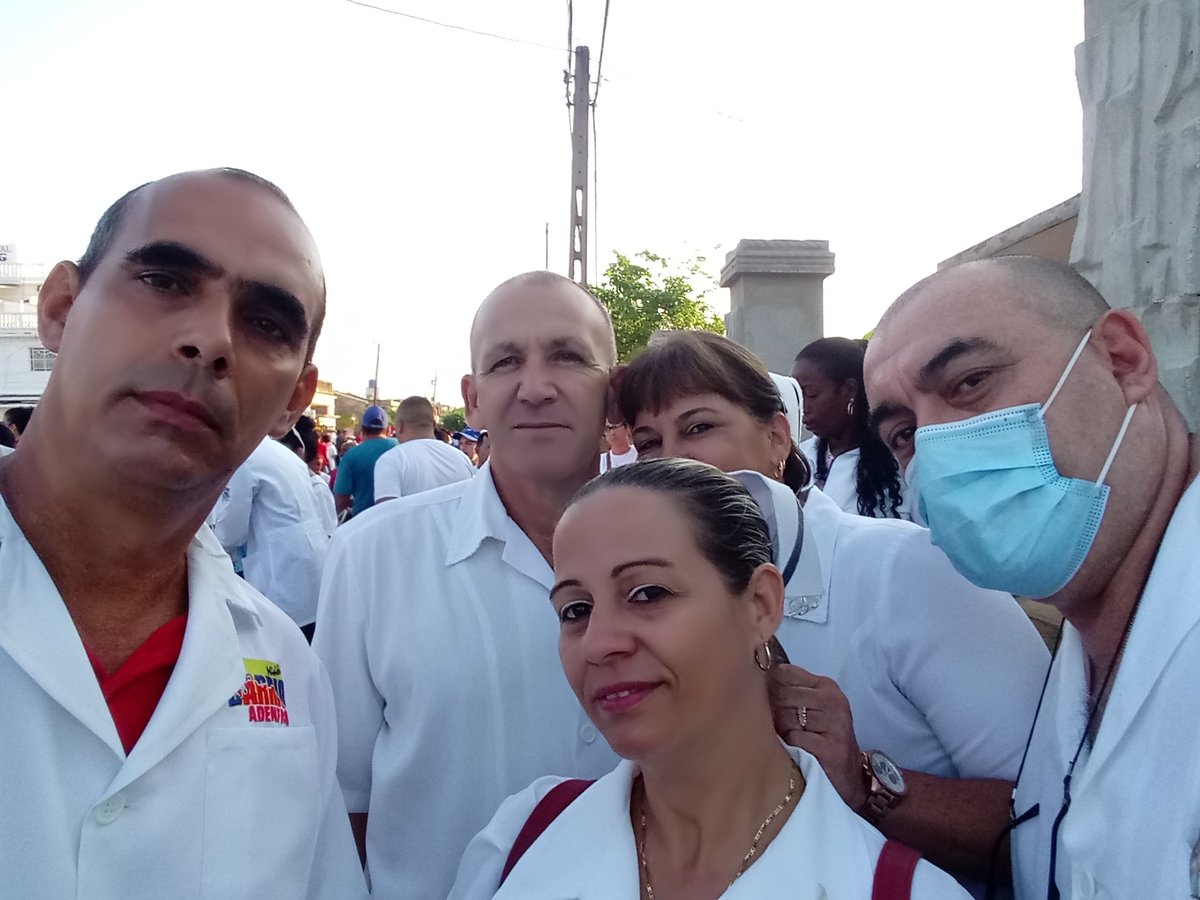 YTapiaValido's tweet photo. Listos los trabajadores del #HospitalMoron para desfilar en saludo al Día de los Trabajadores. La alegría es contagiosa. #1Mayo #CubaViveYTrabaja #Cuba https://t.co/lh2h4mLx0S
