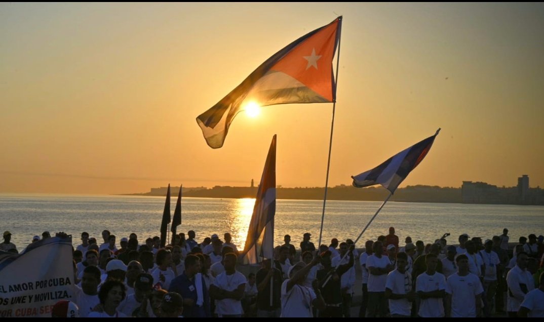🇨🇺‼️Mi bandera es aquella, que no ha sido jamás mercenaria y en la cual resplandece una estrella, con más luz cuanto más solitaria❤️

#ALaPatriaManosYCorazón