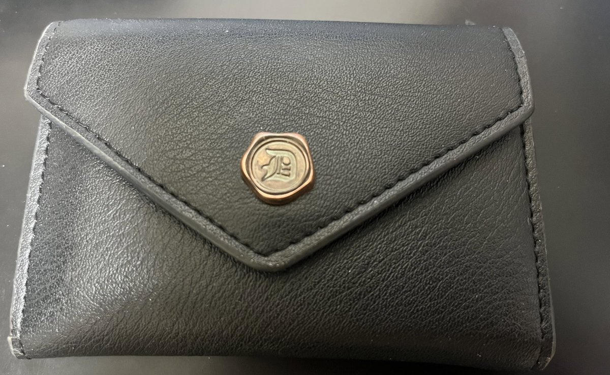 名刺入れ、あったー！！
家にありました。冷や汗かいた。
2度と手に入らないので、大事にします。 https://t.co/9lxjIt9BZC