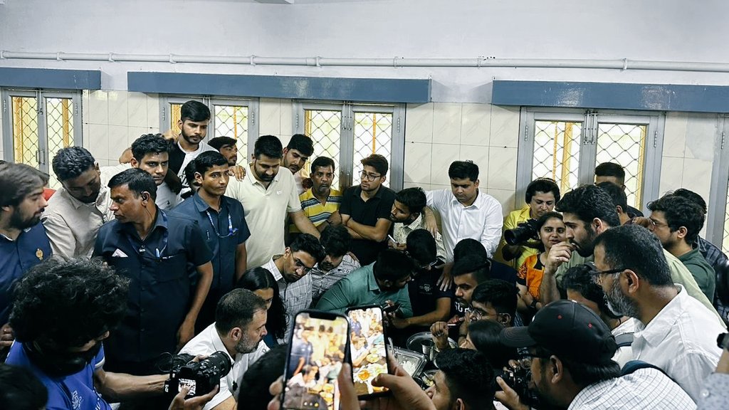 abhinav_mani's tweet photo. Today @RahulGandhi Ji engaged in talk with the students of Delhi University over lunch at the PG Men's Hostel and discussed about the challenges they are facing . https://t.co/dlLkMPT887