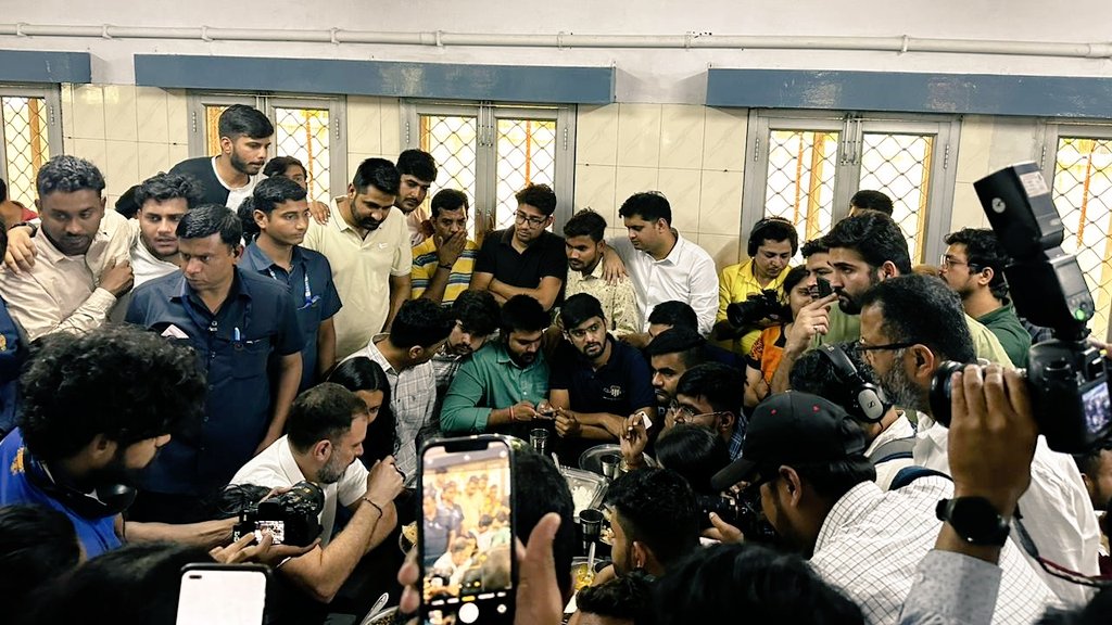 abhinav_mani's tweet photo. Today @RahulGandhi Ji engaged in talk with the students of Delhi University over lunch at the PG Men's Hostel and discussed about the challenges they are facing . https://t.co/dlLkMPT887