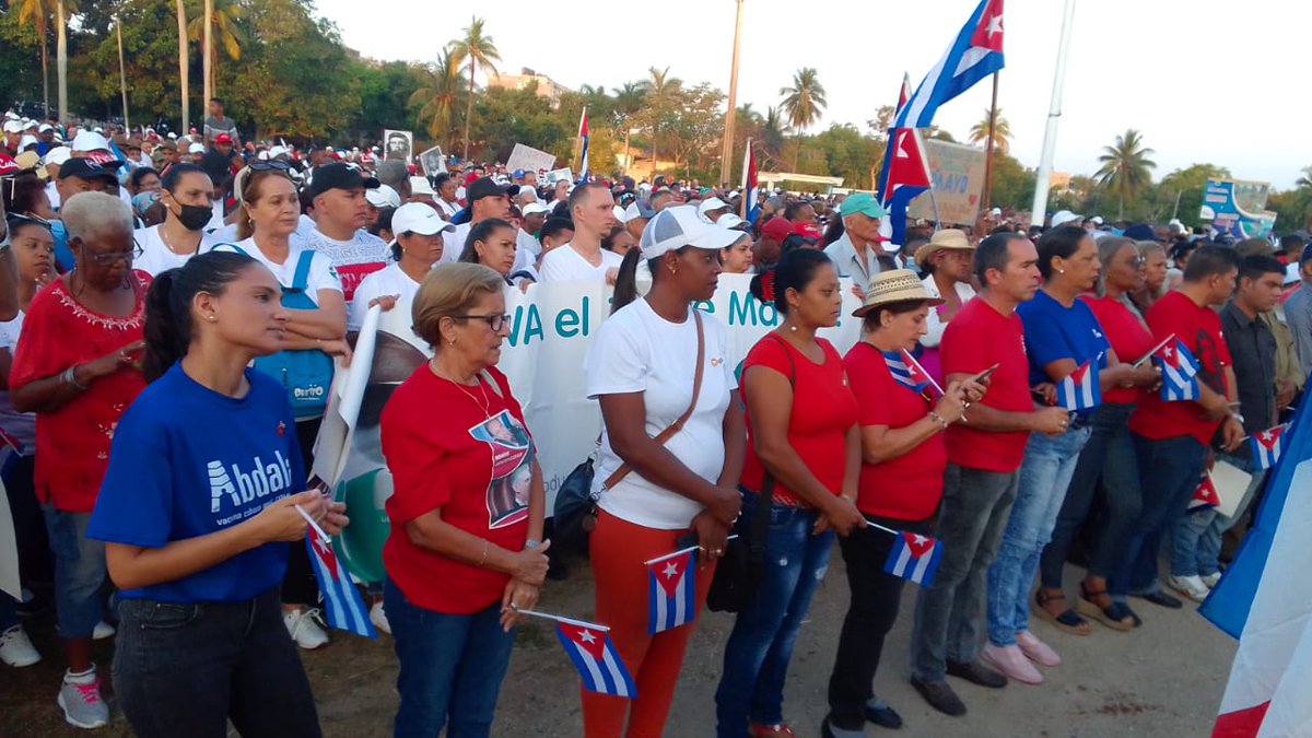 Presentes trabajadores de <a href="/unihabana/">Universal La Habana</a> en el acto por el #1deMayo en Plaza África en #Alamar ¡Viva el #1deMayo! #ALaPatriaManosYCorazón 🤗😍💪👍🙌💞❤️💓💚 @CubaCentral <a href="/MincinCuba/">Comercio Cuba</a> <a href="/BetsyDazVelzqu2/">Betsy Díaz Velázquez</a> <a href="/IndustrialOsde/">OSDE Industrial</a> @theseecker94 <a href="/universaltu1/">Empresa Universal Las Tunas</a> <a href="/UniversalGranm/">Universal Granma</a> <a href="/USpiritus/">Empresa Universal Sancti Spíritus</a>