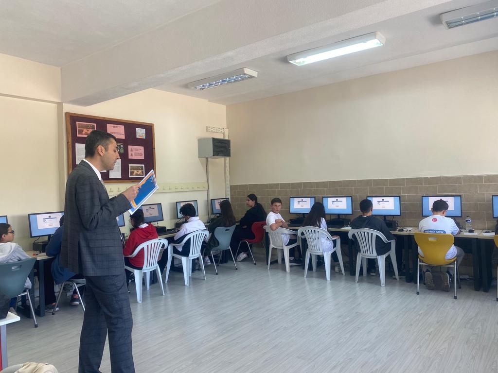 EskisehirMem's tweet image. 🧑‍💻TIMSS 2023 UYGULAMASI TAMAMLANDI

İlimiz Mehmet Gedik Ortaokulu ve Murat Atılgan Ortaokulu 8. sınıf öğrencilerinin katılımıyla gerçekleştirilen, Uluslararası Matematik ve Fen Eğilimleri Araştırması #TIMSS2023 uygulaması ilimizde başarıyla tamamlandı.