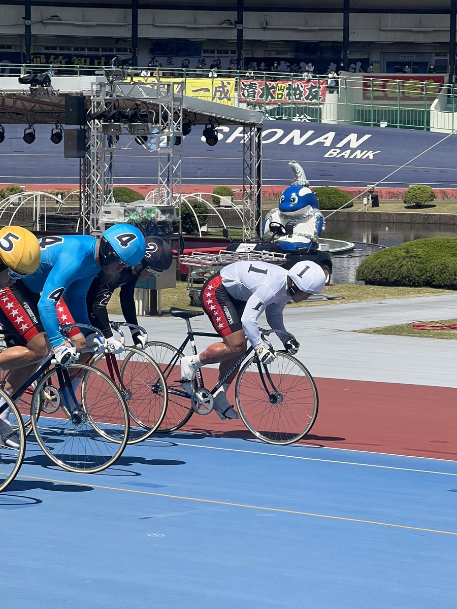 byca003's tweet photo. 初めて競輪場に行ってみました。北井佑季選手はJリーガーから競輪選手になってたんですね！もちろん応援しましたよ〜
見事に1着でゴールしてました！
かっこよかったです🚴
#北井佑季 https://t.co/Y36hHX3E37