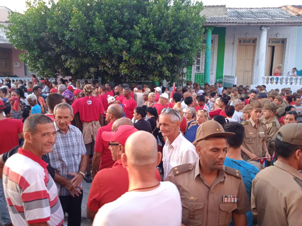 Dicho y hecho. Demostración de lo que es un pueblo que defiende sus sueños. Aquí están los trabajadores dando colorido a las calles. ¡Felicidades a los trabajadores!
#ALaPatriaManosYCorazón
#1Mayo.