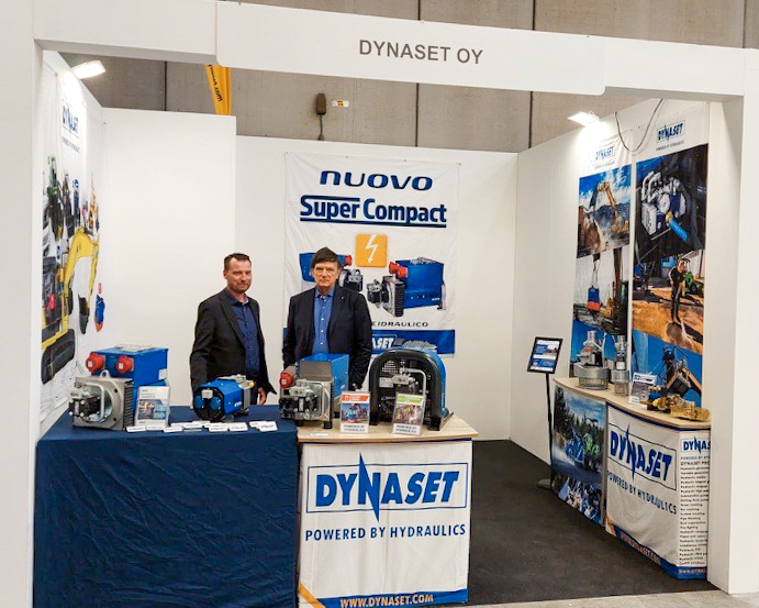 Dynaset_ofcl's tweet photo. @samoterverona is happening in Verona, Italy. At our booth Area Sales Manager Teemu Kokko with our Italian dealer Alberto Taddei (on the right). #SaMoTer extends till Sunday 7th. Make sure you stop by our booth G1 in Hall 10! #samoter2023 #Italy #exhibitions https://t.co/7IgeSCof4Z