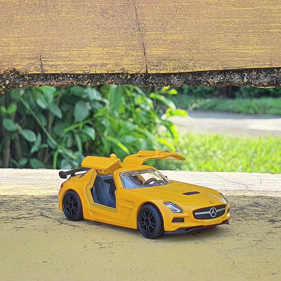 Featuring an iconic view of the #MercedesBenz SLS AMG Black Series.

#diecast #diecastphotography #siku #slsamgblackseries