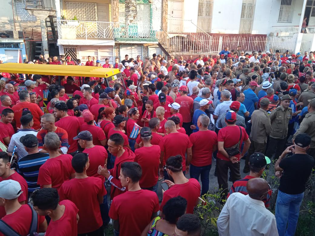 Marcos61370160's tweet photo. Dicho y hecho. Demostración de lo que es un pueblo que defiende sus sueños. Aquí están los trabajadores dando colorido a las calles. ¡Felicidades a los trabajadores!
#ALaPatriaManosYCorazón
#1Mayo. https://t.co/hjrPp3RvS2