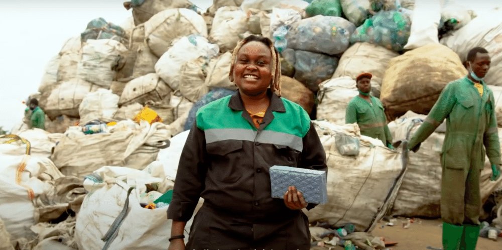 ElginAngelo's tweet image. Les femmes comme @Adelani et tant d'autres sont à l'avant-garde de la lutte contre les déchets plastiques, car elles sont les plus touchées par leur impact sur la santé et l'environnement. #girlpower #zerowaste