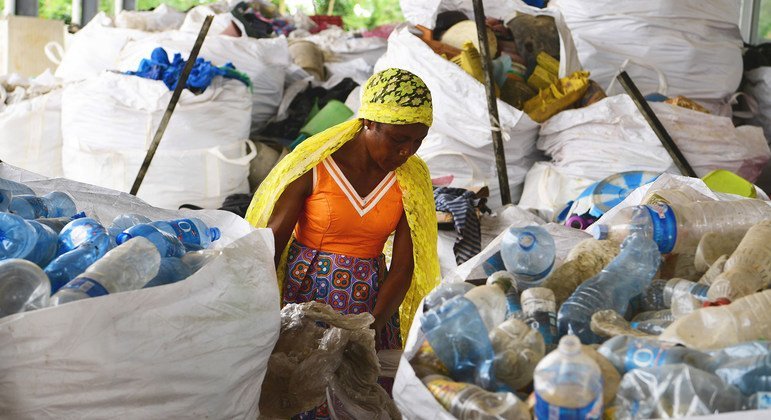 ElginAngelo's tweet image. Les femmes comme @Adelani et tant d'autres sont à l'avant-garde de la lutte contre les déchets plastiques, car elles sont les plus touchées par leur impact sur la santé et l'environnement. #girlpower #zerowaste