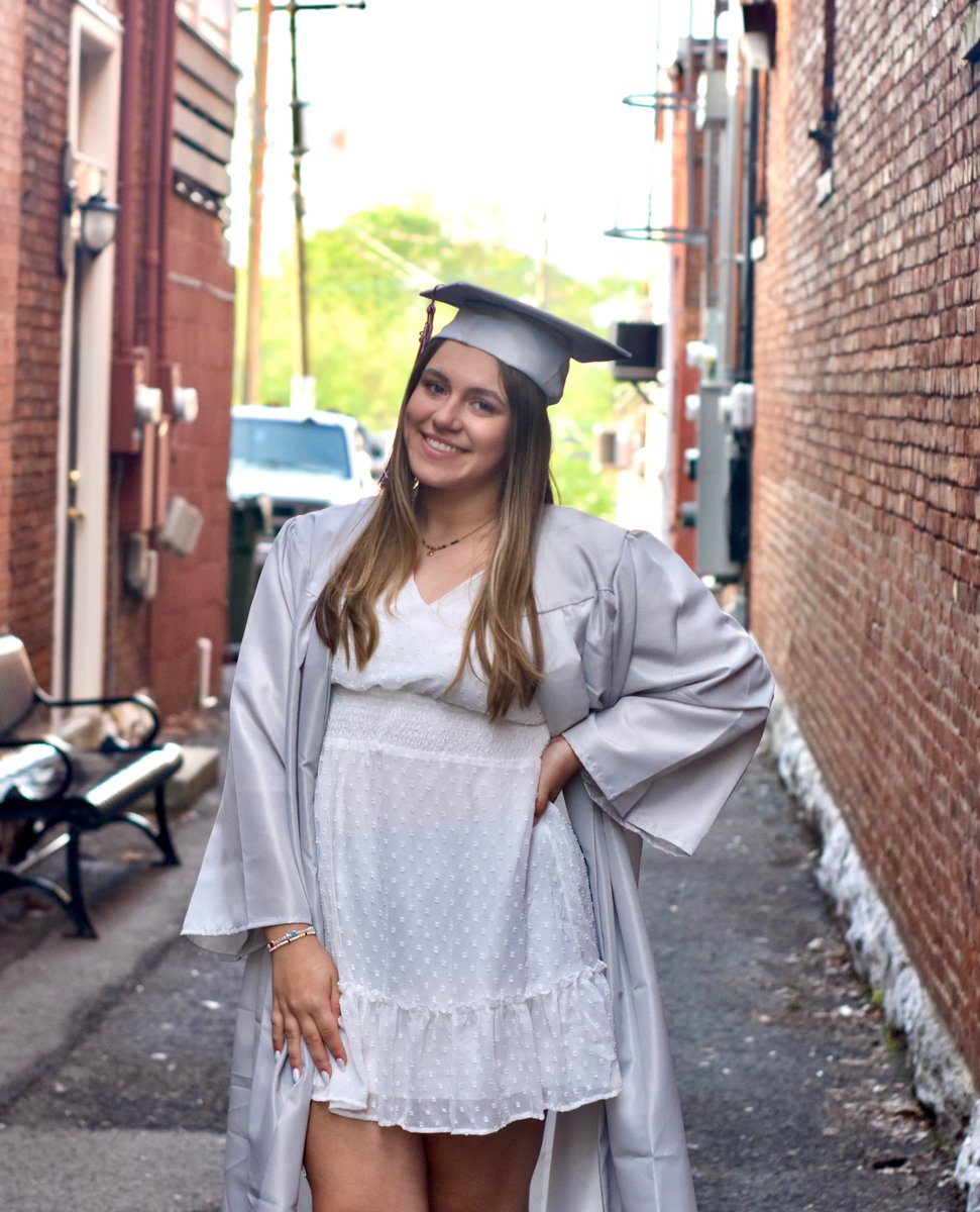 toja94's tweet photo. Graduation time https://t.co/54zTTugAiq