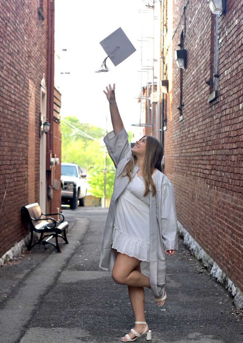 toja94's tweet photo. Graduation time https://t.co/54zTTugAiq
