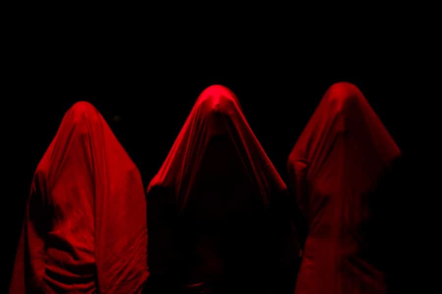 erib777's tweet photo. Un gusto ver a gente tan joven haciendo cosas tan arriesgadas como #Antigonía de @TeatroBestiario en @Bululu2120 
Me costó llegar al lugar desde el que nos contaban la historia, pero a partir de ahí la obra atrapa gracias a una estética potentísima y a la cercanía con el público. https://t.co/Wi9kRQTD6W