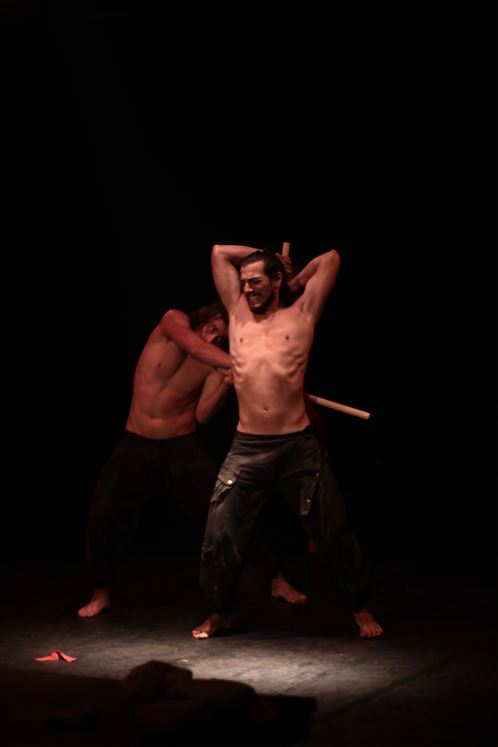 erib777's tweet photo. Un gusto ver a gente tan joven haciendo cosas tan arriesgadas como #Antigonía de @TeatroBestiario en @Bululu2120 
Me costó llegar al lugar desde el que nos contaban la historia, pero a partir de ahí la obra atrapa gracias a una estética potentísima y a la cercanía con el público. https://t.co/Wi9kRQTD6W