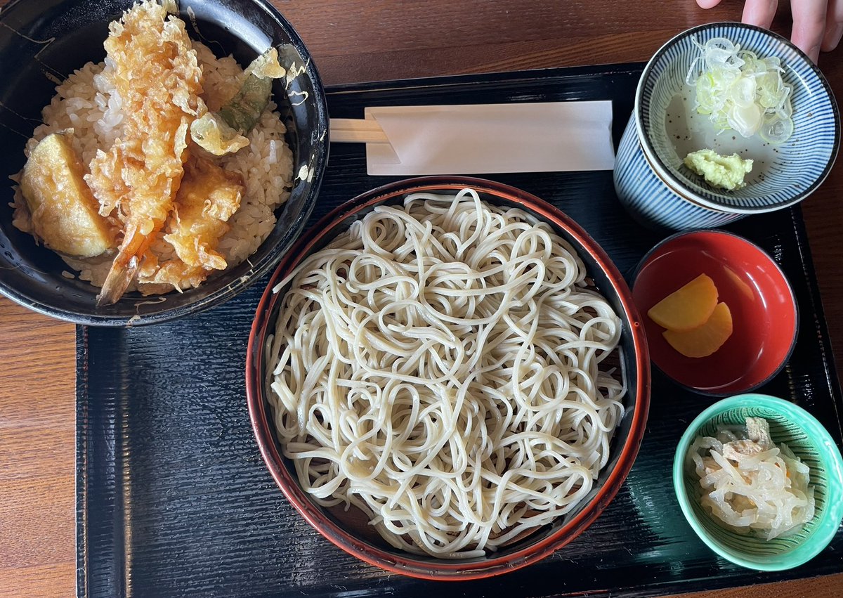 大型連休、どこも人人人なので家でまったりしていましたが､､､どうしても行ってみたかった和蕎庵さんへ🚗³₃念願のソアラちゃんヒンナちゃんに会えて嬉しかった(*≧∀≦*)ヴァニラ、仲良くしてもらえました😊
お蕎麦は絶品‼️ご馳走様でした😋 #和蕎庵  #ラブラドール  #わんこ連れ  #ラブ好き