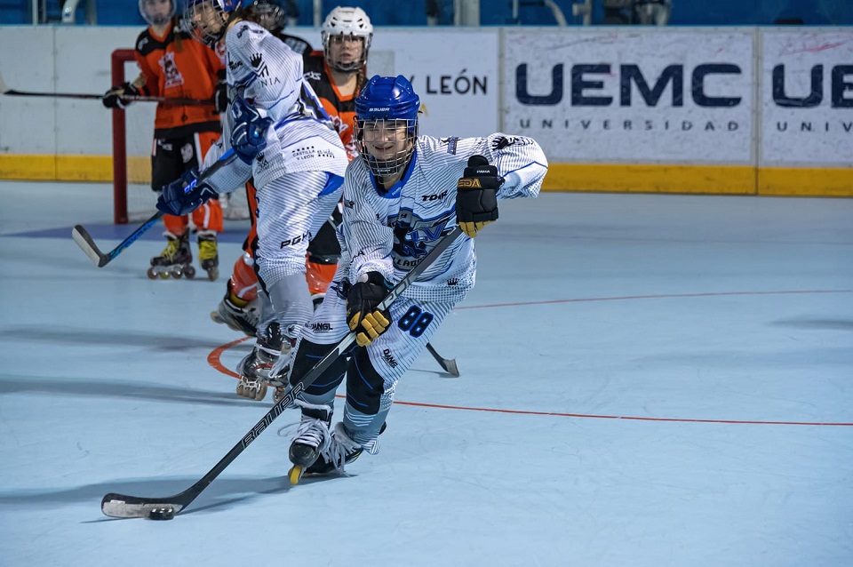 APDValladolid's tweet photo. OLIVIA MONJAS, nuevo Premio Joven 2022. La jugadora de hockey en línea  ve reconocida su brillante trayectoria deportiva en 2022 con un oro mundial y dos oros europeos con España @Vasa_Renault @afedecyl @DeportesDip_Va  @DeportesVLL  @Deportesjcyl @alimentosVALL @proporcionafit https://t.co/KqvhZyyFEh
