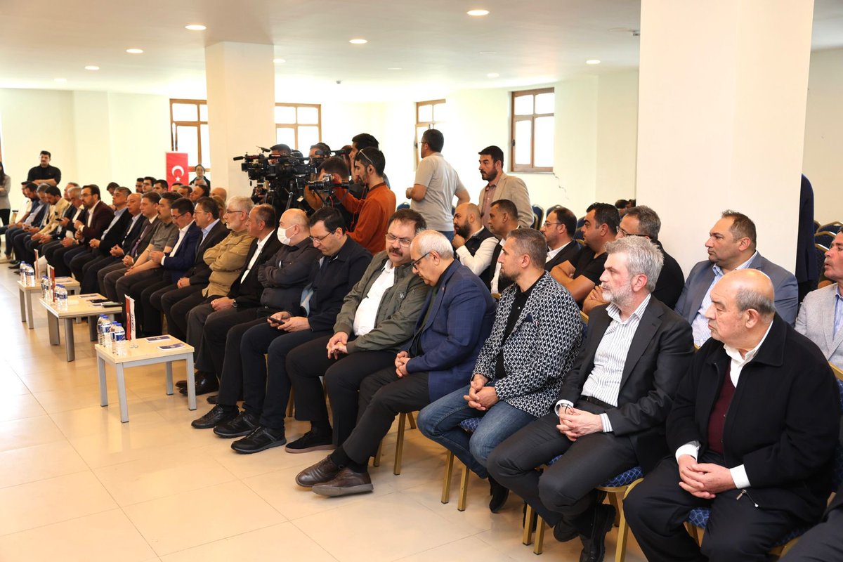 firatgorgel's tweet photo. Tarım ve Orman Bakanımız Sn. Vahit Kirişci ve Savunma Sanayii Başkanımız Sn. İsmail Demir ile birlikte ilimizde savunma sanayii alanında yapılacak yatırımlar ile ilgili basın toplantısı gerçekleştirdik.

TUSAŞ'ın şehrimize kuracağı tesis; şehrimizin kalkınmasına ve gelişmesine büyük katkı sunacak. 

📌1 milyar liralık yatırımla, uçak parçaları üretmek üzere kurulacak tesis, ilk etapta 120, sonraki dönemde 500 kişiye istihdam olanağı sağlayacak. 

📌Kahramanmaraş İstiklal Üniversitesi bünyesinde açılacak meslek yüksekokulu da tesislerde istihdam edilmek üzere nitelikli personel yetiştirecek.

Yakın zamanda faaliyete geçecek tesis şehrimize, bölgemize, ülkemize hayırlı olsun.

#Kahramanmaraş