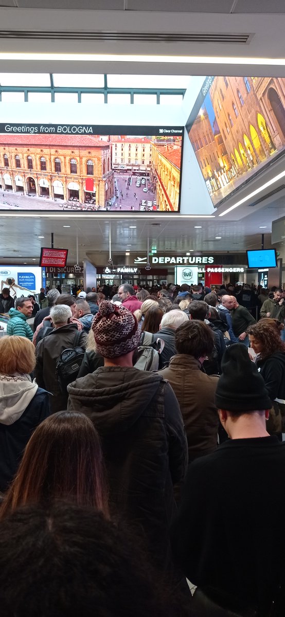 Nuestra confianza en <a href="/Ryanair_ES/">Ryanair España</a> se ha esfumado después de que a la vuelta de este puente nos dejaran tirados en un <a href="/BLQairport/">Bologna Airport</a> sumido en el caos, con el control de seguridad cerrado durante al menos tres horas. Abro hilo👇