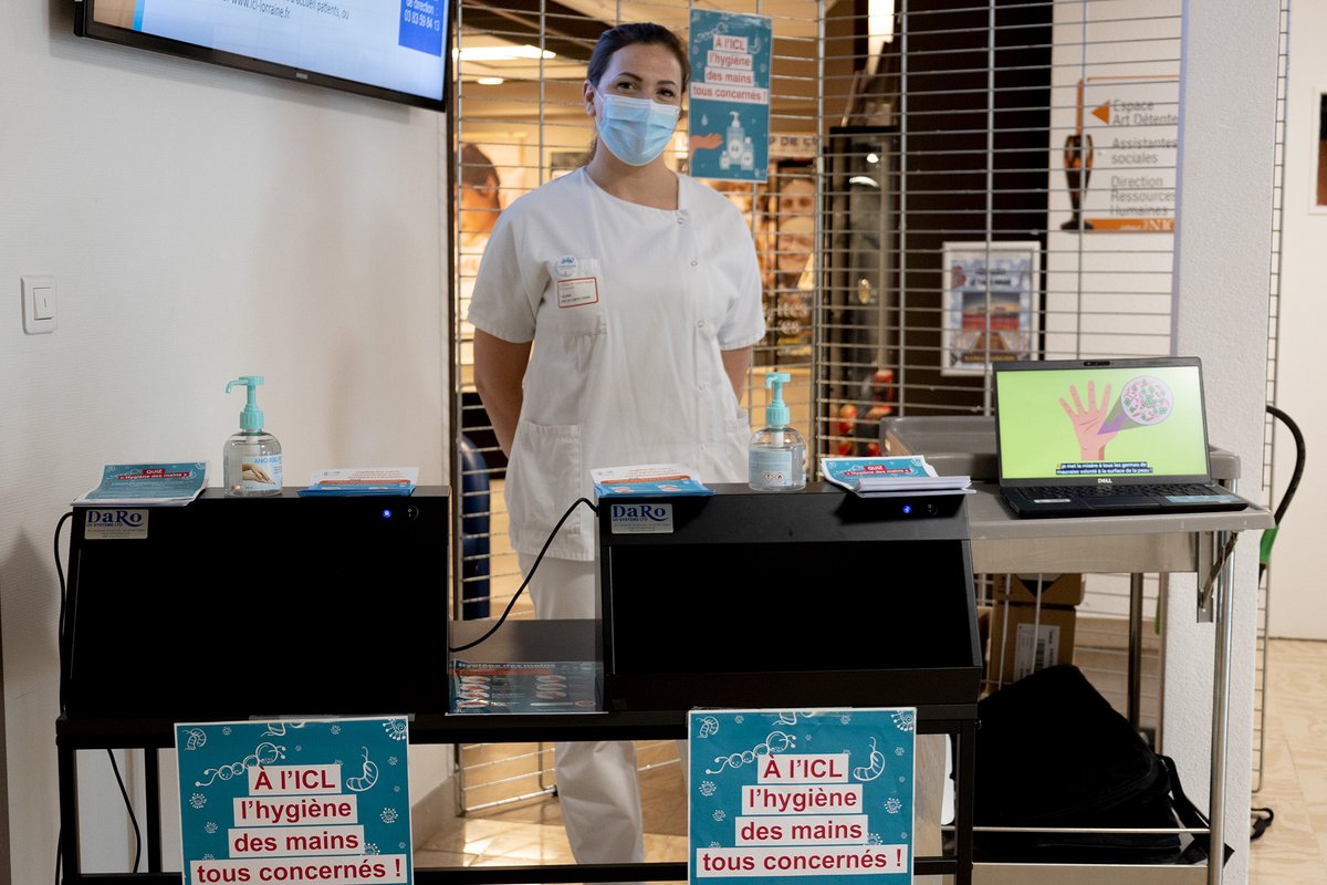 icl_lorraine's tweet photo. À l’occasion de la journée mondiale de l’#hygienedesmains, Faiza, cadre de l'EOHH à l'ICL sensibilise tous les usagers et les professionnels de santé sur l’importance et les bénéfices de l’hygiène des mains ! 
#MMP23 #CleanYourHands @Prev_Infection https://t.co/e3yd2LywKt