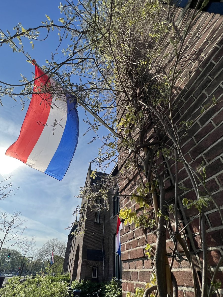 RoBart1971's tweet photo. en als
er schaduw
valt
over ons 
menselijk bestaan
laat het
schaduw zijn
van de vlaggen 
waarmee
we de vrede
de vrijheid 
vieren

#5mei #bevrijding #bevrijdingsdag #4mei #Nijmegen https://t.co/AbhkvWCBko