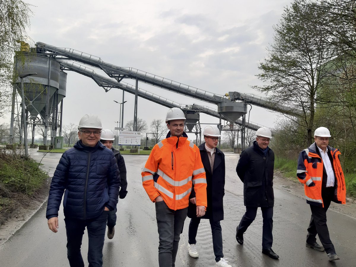 Joh_Waldmann's tweet photo. Zusammen mit André Stinka MdL und stellv. Landrat Hermann-Josef Vogt habe ich das Quarzwerk Baums in Coesfeld-Lette besucht. Ganz wichtige für eine moderne Wirtschaft!
📰➡️ https://t.co/BQRu8ajUqg
#SPD #SPDKreisCoesfeld #Lette #Coesfeld #KreisCoesfeld #Quarzsand https://t.co/eWlwNSqkyj