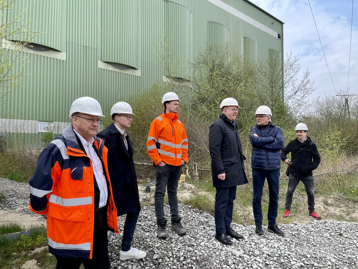 Joh_Waldmann's tweet photo. Zusammen mit André Stinka MdL und stellv. Landrat Hermann-Josef Vogt habe ich das Quarzwerk Baums in Coesfeld-Lette besucht. Ganz wichtige für eine moderne Wirtschaft!
📰➡️ https://t.co/BQRu8ajUqg
#SPD #SPDKreisCoesfeld #Lette #Coesfeld #KreisCoesfeld #Quarzsand https://t.co/eWlwNSqkyj