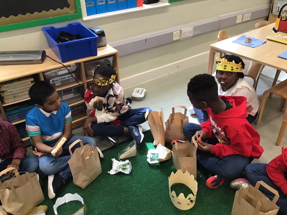 Discovery_Y2's tweet photo. Then we enjoyed a royal picnic 🥪🫔🍏🧁🧃 https://t.co/CoXg4ObgYY