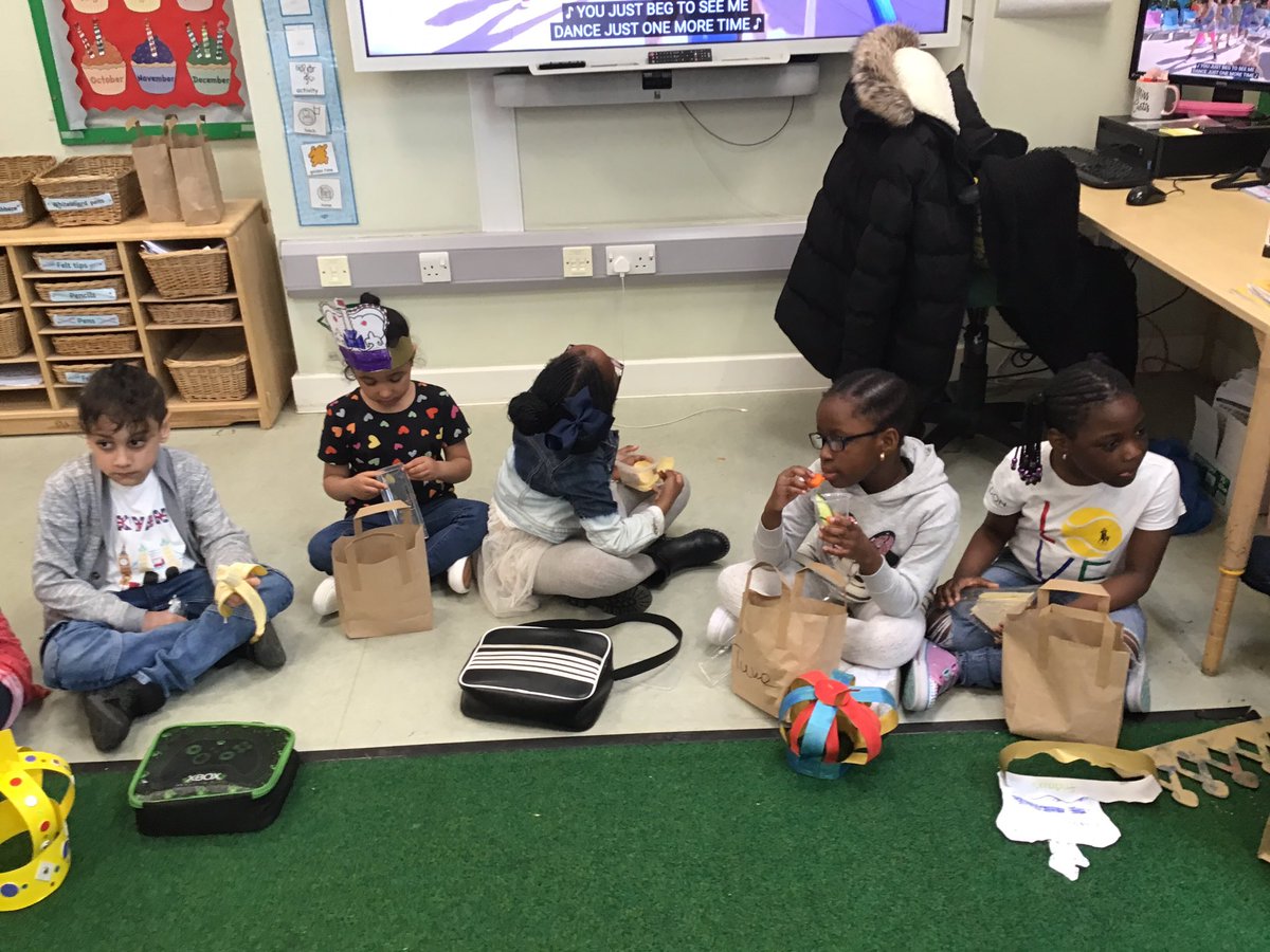 Discovery_Y2's tweet photo. Then we enjoyed a royal picnic 🥪🫔🍏🧁🧃 https://t.co/CoXg4ObgYY