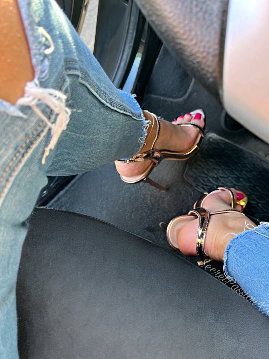 Do you need a ride? 🚗💨💨

#heels #goldheels #carheels #higheels #pinknails #FeetPicture #feetfethish