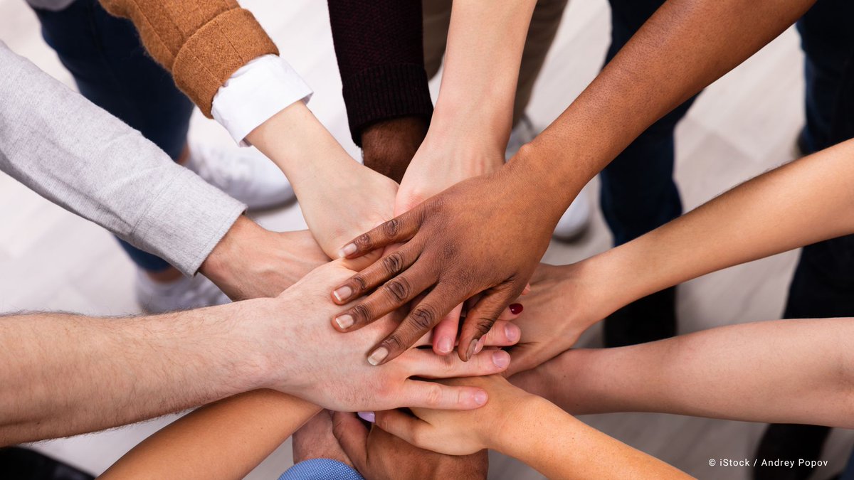 Die Landesregierung hat ein Gutachten zum Diskriminierungsschutz veröffentlicht. <a href="/StM_Klose/">Minister a.D. Kai Klose</a>: "Benachteiligungen, Hass und Gewalt haben in #Hessen keinen Platz. Staatlicher Schutz vor Diskriminierung ist wesentlicher Bestandteil gelebter Vielfalt." 

Mehr: hessenlink.de/nhvph9aCfm