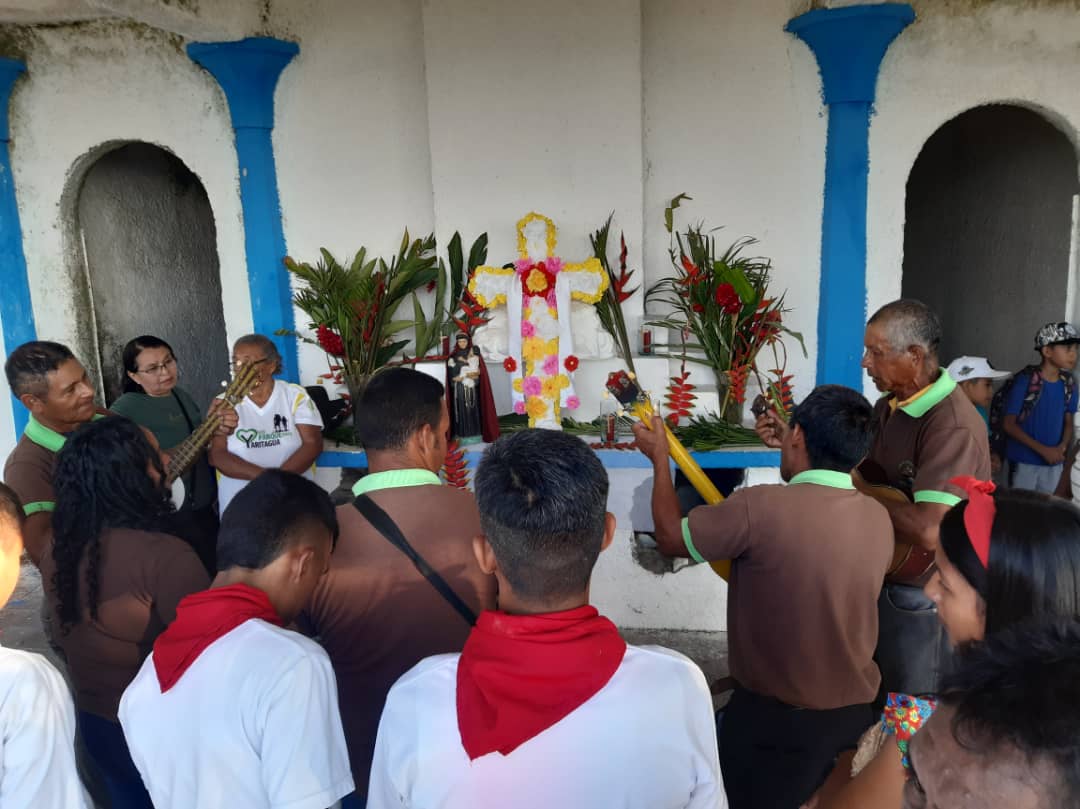 Ventanalyaritag's tweet photo. Con cantos de décimas, un santo rosario y música de un galerón se desarrolló el velorio a la Cruz de Mayo en la cúspide del Cerro La Matica de Yaritagua.
 las tradiciones y costumbres venezolanas.

#cultura #cruz #tradiciones #velorio 
#yaritagua #yaracuy #venezuelalibre https://t.co/VRmUQwc2Q8