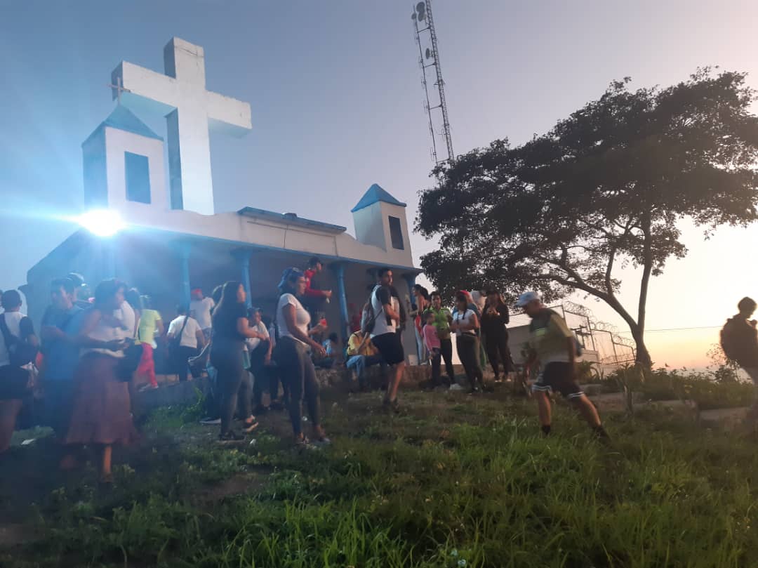 Ventanalyaritag's tweet photo. Con cantos de décimas, un santo rosario y música de un galerón se desarrolló el velorio a la Cruz de Mayo en la cúspide del Cerro La Matica de Yaritagua.
 las tradiciones y costumbres venezolanas.

#cultura #cruz #tradiciones #velorio 
#yaritagua #yaracuy #venezuelalibre https://t.co/VRmUQwc2Q8