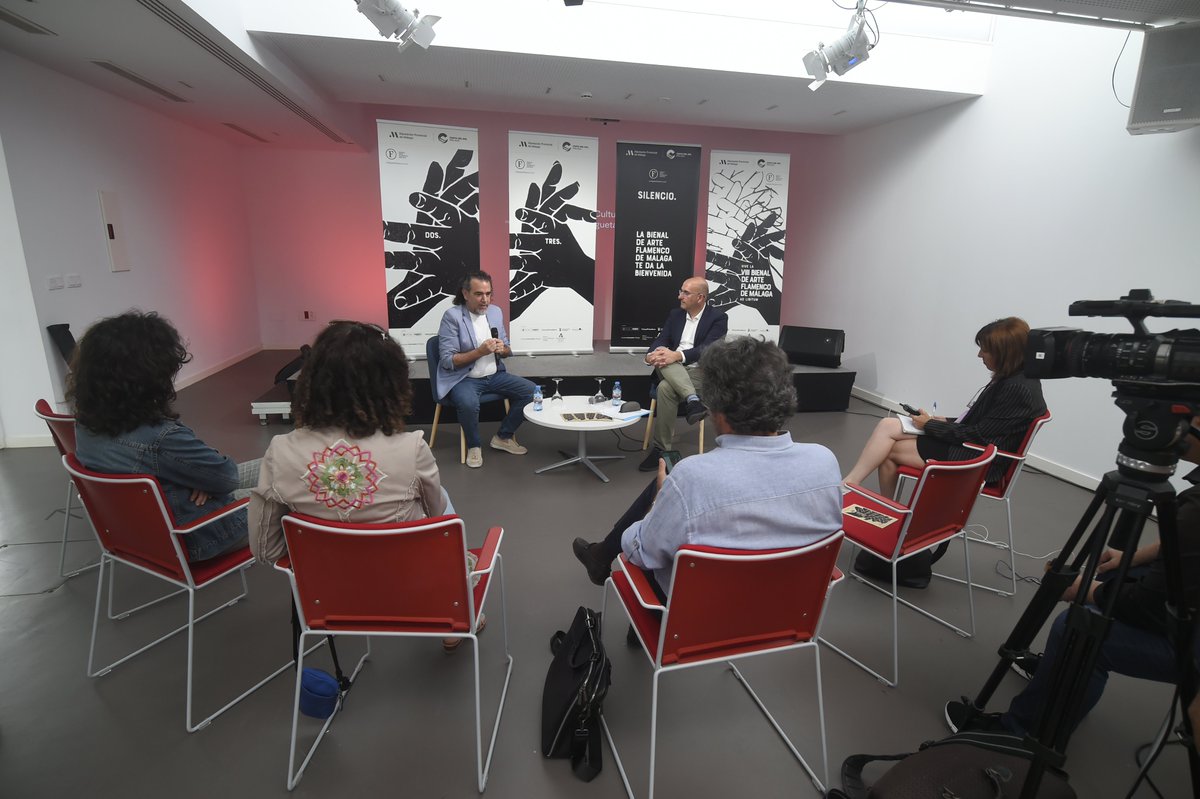 diputacionMLG's tweet image. El #cantaor #DavidLagos estrena mañana su espectáculo ‘Guernica Sonoro’ en la VIII Bienal de Arte #Flamenco de Málaga de la @diputacionMLG. 

✔️Hoy ha tenido lugar en el @CC_LaMalagueta un encuentro musical con el artista y periodistas especializados.

👉 bit.ly/3LXOoff