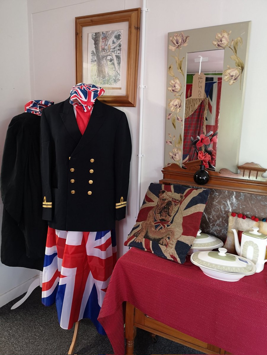 EmmausCambridge's tweet image. If you're visiting our shop this weekend be sure to check our our Coronation display 👑

Want to get a feel for being King or Queen? Take a snap in our throne photobooth and tag us! Join us for a cream tea to round off the celebrations 🎉

#CoronationWeekend