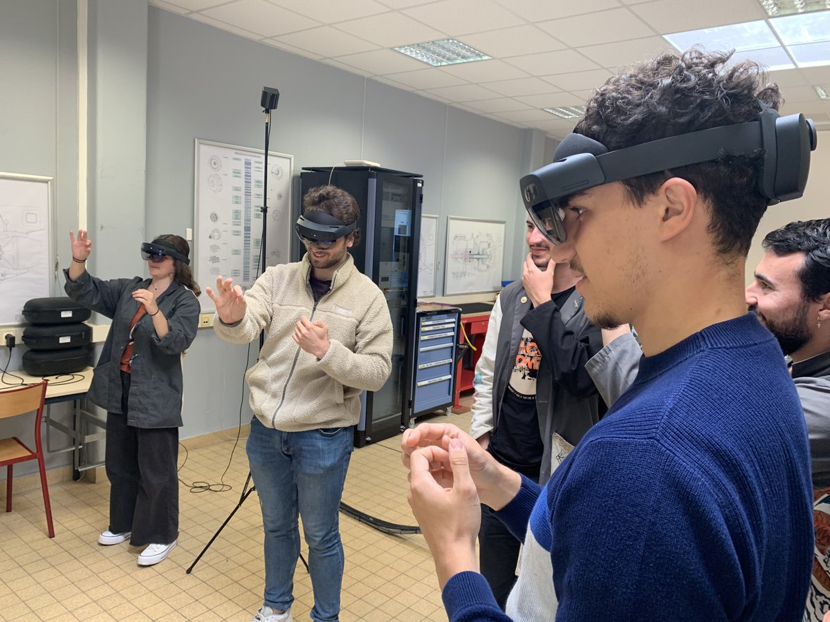 dscaravetti's tweet photo. 😎Semaine de formation aux outils de #RA-#RV pour des élèves #ingénieurs du campus #ArtsEtMétiers de #Bordeaux :
Outre l'acculturation, c'est aussi pour former les futurs cadres aux nouveaux usages de la #RéaliteMixte dans l'industrie, grâce à une convention avec #Diota
#AR #VR https://t.co/aJWtmlNWKi