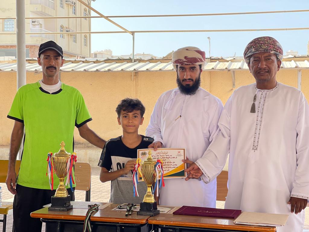 WhdtZ's tweet photo. ضمن مشروع  المدارس الصديقة للعبة الريشة الطائرة   اختتمت  بطولة الريشة الطائرة المقامة بمدرسة خالد بن الوليد (٥-٩) بفوز الطالب/ نجم بن مهند  من الصف الثامن بالمركز الاول  بحضور الفاضل/ حامد العمري مشرف الرياضة المدرسية والمشرف على المشروع بمحافظة ظفار https://t.co/Z55e7H4EAx