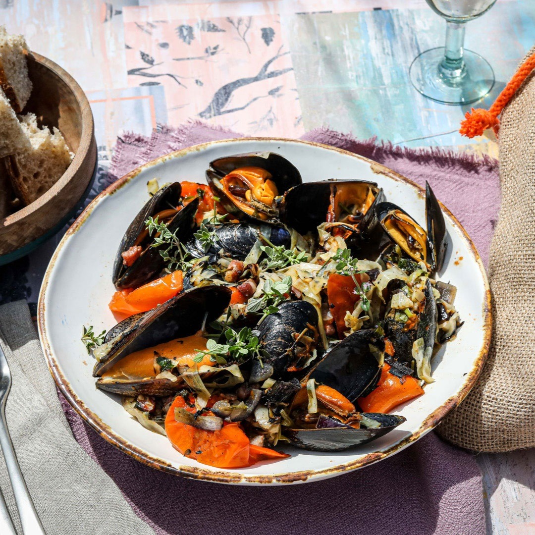 @UKBBQWEEK Day 5 - Fish (well, shellfish). This recipe completely reinvents the idea of Moules Mariniere with a radical ProQ twist and luxury splash of prosecco.
proqsmokers.co.uk/blogs/recipes/…
<a href="/eco_boy/">James Strawbridge</a> 
#ProQ #UKBBQWeek #barbecue #bbq #fuidemer #mussels #prosecco #seafood