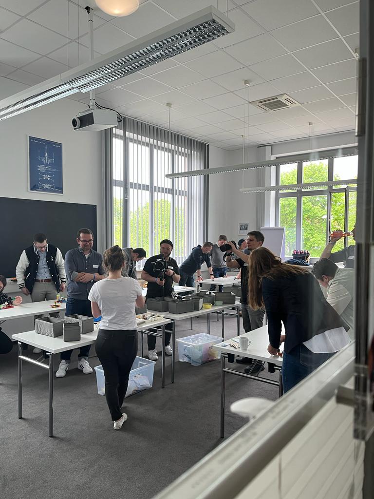 Bei der MIND.SET 2023 darf Lego selbstverständlich nicht fehlen! Janina Kappelhoff und Henry Schneider zeigen, wie man mit Lego-Steinen Team Resilienz aufbaut und starke Teams formt.

#mindsetmeetup #stayagile 🧱💪💙💚