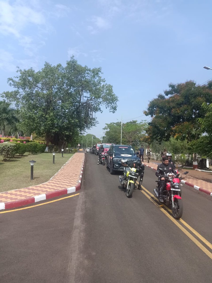 IaSouthern's tweet image. #Ektaevamshraddhanjaliabhiyan of BRO was flagged of on 05 May from #SchoolOfArty #Devlali on their journey to #Pune. The rally comprising of 8 SUVs&amp;amp;15 Bikes have traversed the nation from #DBO in the North &amp;amp; #Kibithu in the East covering a distance of over 5000 kms