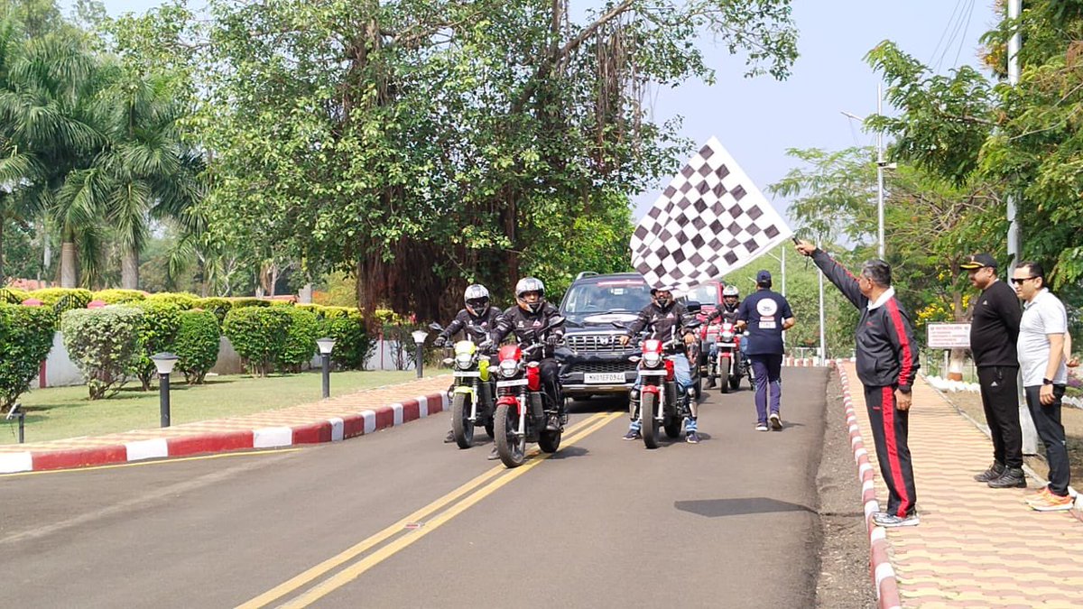 IaSouthern's tweet image. #Ektaevamshraddhanjaliabhiyan of BRO was flagged of on 05 May from #SchoolOfArty #Devlali on their journey to #Pune. The rally comprising of 8 SUVs&amp;amp;15 Bikes have traversed the nation from #DBO in the North &amp;amp; #Kibithu in the East covering a distance of over 5000 kms