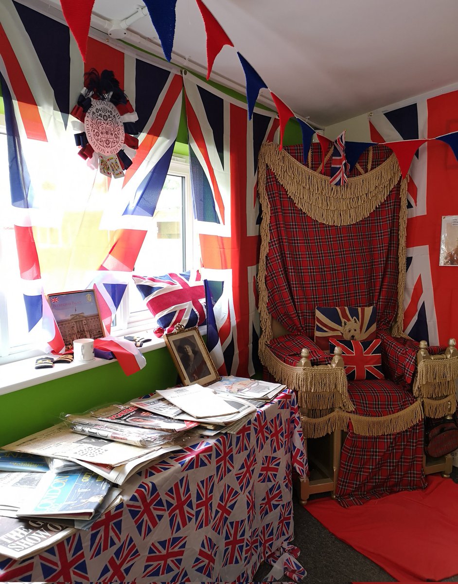 EmmausCambridge's tweet image. If you're visiting our shop this weekend be sure to check our our Coronation display 👑

Want to get a feel for being King or Queen? Take a snap in our throne photobooth and tag us! Join us for a cream tea to round off the celebrations 🎉

#CoronationWeekend