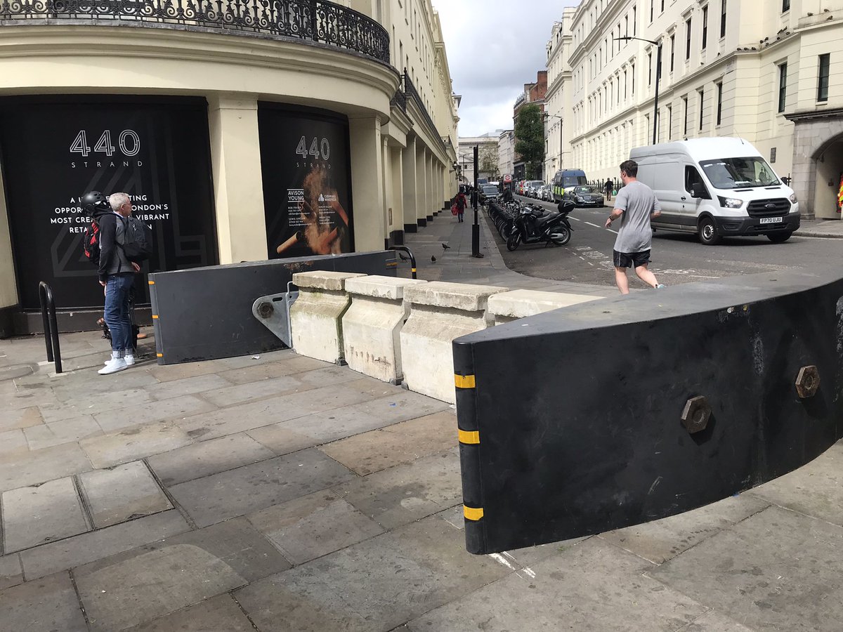 HessAndreas's tweet photo. Die Sicherheitsmassnahmen sind riesig. Tausende Polizisten, Armeeangehörige und viele Mitarbeiter von Sicherheitsfirmen und Volunteers stehen im Einsatz.
#Coronation #KingCharleslll #london https://t.co/PjEJGfRbIR