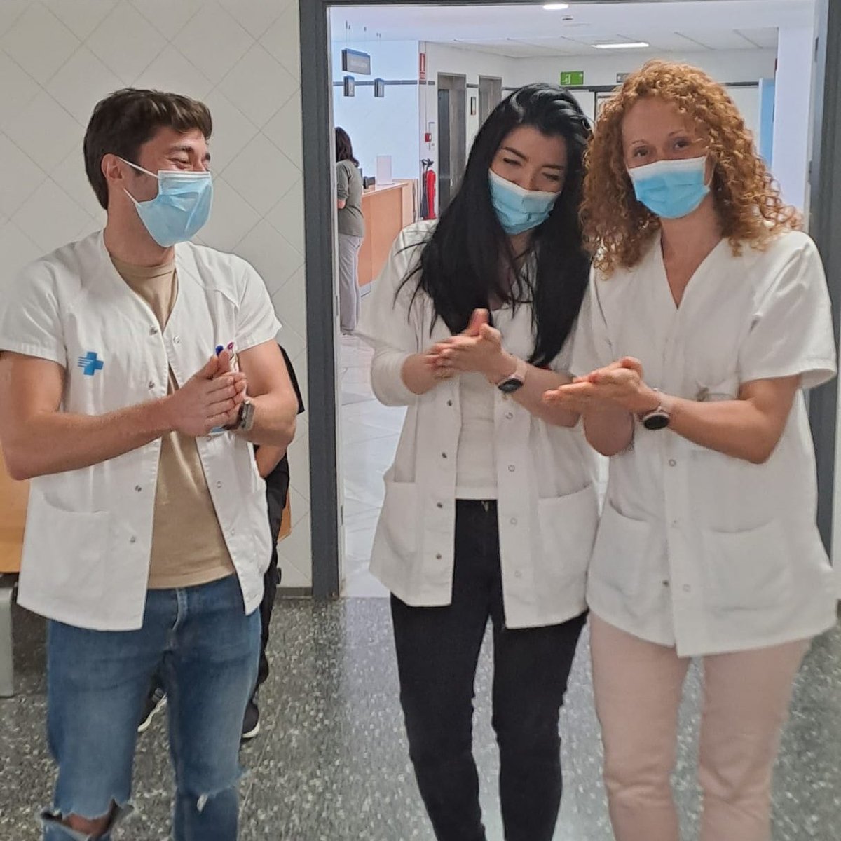 L'equip d'atenció primària del #CAPSantAndreu ha recordat a professionals i ciutadania la tècnica correcta i la importància del rentat de mans amb aigua i sabó i amb gel hidroalcohòlic
#higienedemans #handhygiene